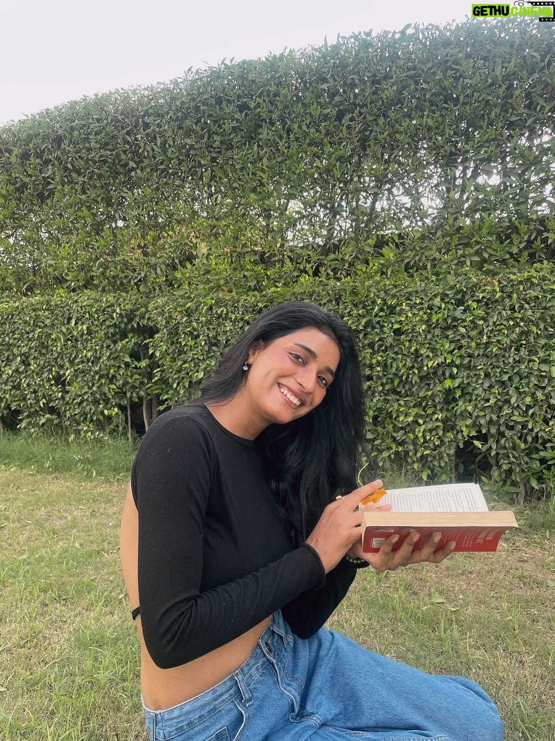 Manya Singh - 4.1K Likes - All under the sky!💕
So kisi ne bhot pehle Hume kaha tha ki koi kitab khatam karne se pehle use vapas bookshelf main nahi rakhte!!!
Crime mystery ko romance ki tarah padhne ka ek alag hi talent hai!😅