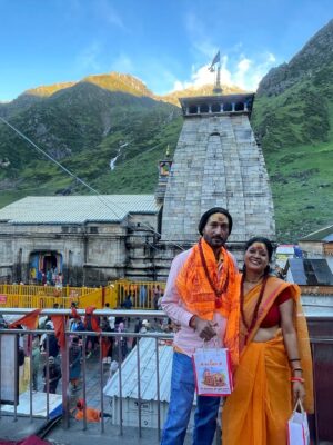 Manya Singh Instagram - From past few years I have been trying to keep my personal life private as much as I can
But I’d like to write about this pilgrimage that I have been wanting to come here for a long time and
Taking my parents who are in their 50s now is an emotionally testing in a way one cannot explain
Watching them gasp for breath and hold their knees and chest, take breaks at slippery path
That made me question baba why you’re so far?
And I got my answer when I walked back after the darshan
As I was coming back down the hill, I witnessed something different
When people saw few yatris on the verge on giving up
Then they take long breath and chant “Om Namath Shivaay”
And instantly few yatris chant back and pick themselves up to continue
Horses and villagers carry the yatris to fulfil their desire of worshipping
Thank you to the people who are doing selfless act of service and sacrifice and sense of duty by protecting each one of us
To @thenareshchauhan @kedarnathpolice to all the sweet people
This place is powerful because it stands witness to the act of such selfless service regardless of person’s wealth, beauty and power it’s one’s healthy body and strong mind and a heart that helps others
Kedarnath yatra challenged me and my will power, Tested my ability and proved to me that this life itself is a pilgrimage and we’re dead race if we’re not there for each other ❤️🙏