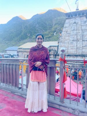 Manya Singh Instagram - From past few years I have been trying to keep my personal life private as much as I can
But I’d like to write about this pilgrimage that I have been wanting to come here for a long time and
Taking my parents who are in their 50s now is an emotionally testing in a way one cannot explain
Watching them gasp for breath and hold their knees and chest, take breaks at slippery path
That made me question baba why you’re so far?
And I got my answer when I walked back after the darshan
As I was coming back down the hill, I witnessed something different
When people saw few yatris on the verge on giving up
Then they take long breath and chant “Om Namath Shivaay”
And instantly few yatris chant back and pick themselves up to continue
Horses and villagers carry the yatris to fulfil their desire of worshipping
Thank you to the people who are doing selfless act of service and sacrifice and sense of duty by protecting each one of us
To @thenareshchauhan @kedarnathpolice to all the sweet people
This place is powerful because it stands witness to the act of such selfless service regardless of person’s wealth, beauty and power it’s one’s healthy body and strong mind and a heart that helps others
Kedarnath yatra challenged me and my will power, Tested my ability and proved to me that this life itself is a pilgrimage and we’re dead race if we’re not there for each other ❤️🙏