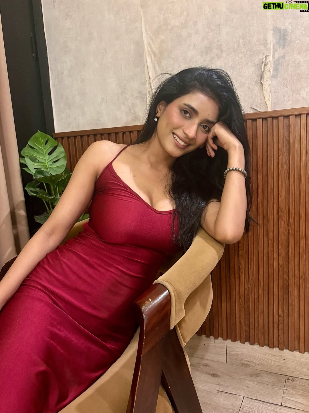 Manya Singh - 8K Likes - खुदको इतना भी मत बचाया कर 
बारिशें हो तो भीग जाया कर!💕