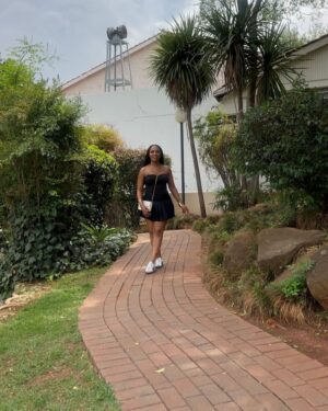 Mapaseka Koetle Instagram - Go busy , Ke di what lace ? 😍 Second frame I don’t know what was happening 😂
Hair : @remore_hair_