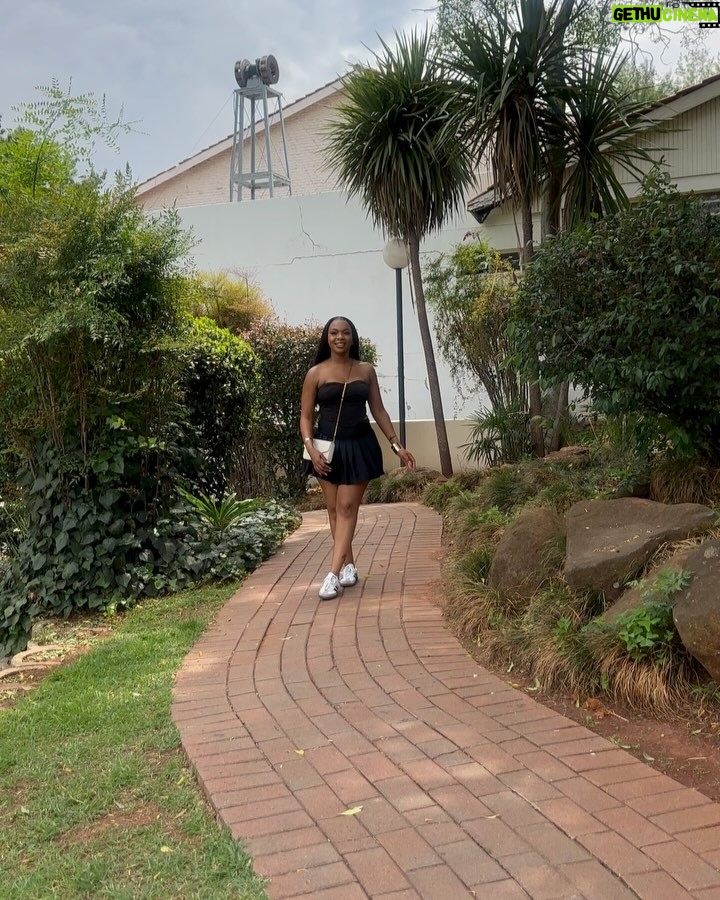 Mapaseka Koetle - 55.4K Likes - Go busy , Ke di what lace ? 😍 Second frame I don’t know what was happening 😂

Hair : @remore_hair_