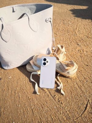 Mapaseka Koetle Instagram - Escaped to the beach to recharge⦠just me, the ocean breeze, and my #honor400 catching all the light I needed āØšø
