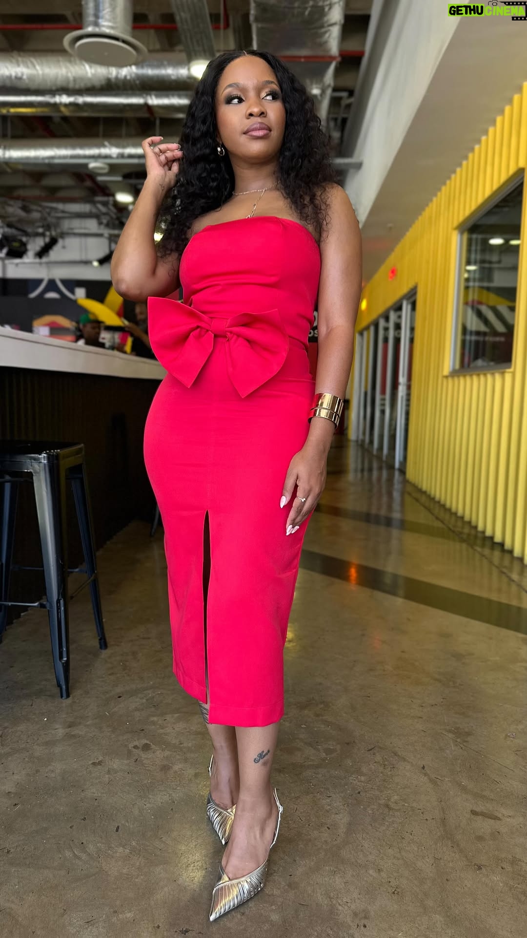 Mapaseka Koetle - 45.9K Likes - My day ❤️

👗 : @uzuri.secrets 
Hair : @remore_hair_