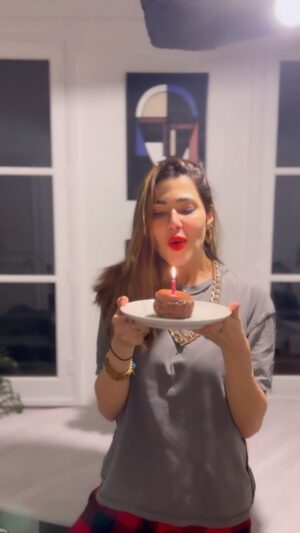 Maram Ben Aziza Instagram - Happy birthday to Me 🥳🎊
Déjà 37 ans .. Les années nous viennent sans bruit.
ربّي إزيدنا في طاعتو 🙏🏻