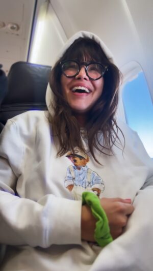 Maram Ben Aziza Instagram - ✈️ Vol prévu pour Ibiza…
Le pilote lui, cap sur Lisbonne 😂
Durée : 72h / Toilettes payantes / Wifi inexistant ..

Bienvenue chez No Sense Airlines 🛫