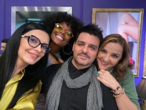 Marcela Posada Instagram - ¡Levanten la mano quienes están disfrutando de estos nuevos episodios! #bettylafealahistoriacontinua @primevideolat @catulondono @canalrcn @finafranco @jorgeherrera_oficial @lucesvel @julioc_herrera_ @estefigomez11 @val_lagarejo #Colombia #Mexico @actorjulian #Mauriciocruz @anaorozcoof @albertoleonjaramillo
