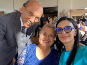 Marcela Posada Instagram - ¡Levanten la mano quienes están disfrutando de estos nuevos episodios! #bettylafealahistoriacontinua @primevideolat @catulondono @canalrcn @finafranco @jorgeherrera_oficial @lucesvel @julioc_herrera_ @estefigomez11 @val_lagarejo #Colombia #Mexico @actorjulian #Mauriciocruz @anaorozcoof @albertoleonjaramillo