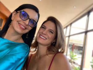 Marcela Posada Instagram - ¡Levanten la mano quienes están disfrutando de estos nuevos episodios! #bettylafealahistoriacontinua @primevideolat @catulondono @canalrcn @finafranco @jorgeherrera_oficial @lucesvel @julioc_herrera_ @estefigomez11 @val_lagarejo #Colombia #Mexico @actorjulian #Mauriciocruz @anaorozcoof @albertoleonjaramillo