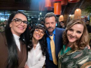 Marcela Posada Instagram - ¡Levanten la mano quienes están disfrutando de estos nuevos episodios! #bettylafealahistoriacontinua @primevideolat @catulondono @canalrcn @finafranco @jorgeherrera_oficial @lucesvel @julioc_herrera_ @estefigomez11 @val_lagarejo #Colombia #Mexico @actorjulian #Mauriciocruz @anaorozcoof @albertoleonjaramillo