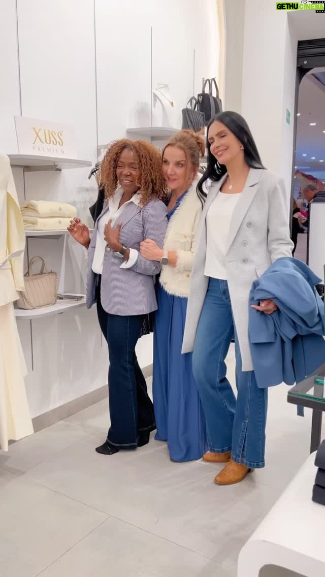 Marcela Posada - 4.4K Likes - Ellas tres son la prueba de que la amistad se disfruta en complicidad y detalles. ✨Nos inspiran a recordar qué es lo que realmente nos une. Porque con las amigas todo se disfruta más: las risas, los planes y hasta elegir looks juntas. 🤩

¿Qué tal este combo de amigas que estuvo en Xuss y nos recordó lo lindo de compartir? 💕 @mariaeugeniaarboleda_actress @lucesvel @marcelaposada10