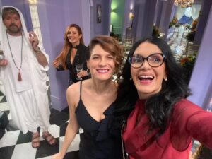 Marcela Posada Instagram - ¡Levanten la mano quienes están disfrutando de estos nuevos episodios! #bettylafealahistoriacontinua @primevideolat @catulondono @canalrcn @finafranco @jorgeherrera_oficial @lucesvel @julioc_herrera_ @estefigomez11 @val_lagarejo #Colombia #Mexico @actorjulian #Mauriciocruz @anaorozcoof @albertoleonjaramillo