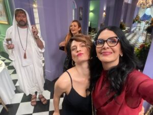 Marcela Posada Instagram - ¡Levanten la mano quienes están disfrutando de estos nuevos episodios! #bettylafealahistoriacontinua @primevideolat @catulondono @canalrcn @finafranco @jorgeherrera_oficial @lucesvel @julioc_herrera_ @estefigomez11 @val_lagarejo #Colombia #Mexico @actorjulian #Mauriciocruz @anaorozcoof @albertoleonjaramillo