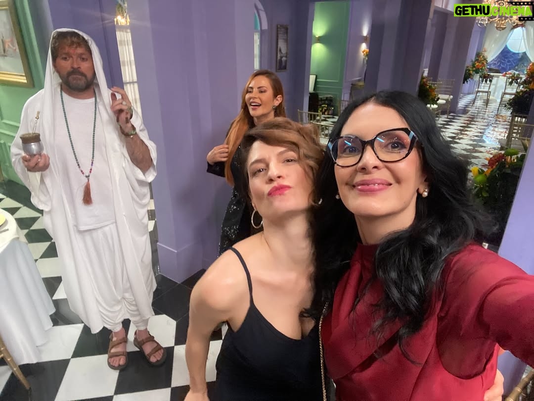 Marcela Posada - 3.9K Likes - ¡Levanten la mano quienes están disfrutando de estos nuevos episodios! #bettylafealahistoriacontinua @primevideolat @catulondono @canalrcn @finafranco @jorgeherrera_oficial  @lucesvel  @julioc_herrera_  @estefigomez11  @val_lagarejo  #Colombia #Mexico @actorjulian  #Mauriciocruz @anaorozcoof @albertoleonjaramillo
