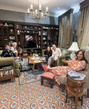 Margarita Magaña Instagram - 🎭 Hoy en el Día del Actor* Celebrando de la mejor manera.. ¡trabajando, actuando y agradecida por hacer lo que más amo! 🙌✨
Feliz de formar parte de esta nueva novela, rodeada de grandes compañeros y disfrutando cada momento en el set. 📽️🎬.
@ana_tenan @zaidesilvia @luzmariajerez_ @silviacanoproduccion @jcbarreto11 @jesusochoamex @hermanasunamorcompartidoof @michpellicer
#DíaDelActor #ActuarEsMiPasión #NuevaNovela #Grabaciones #ActorLife
