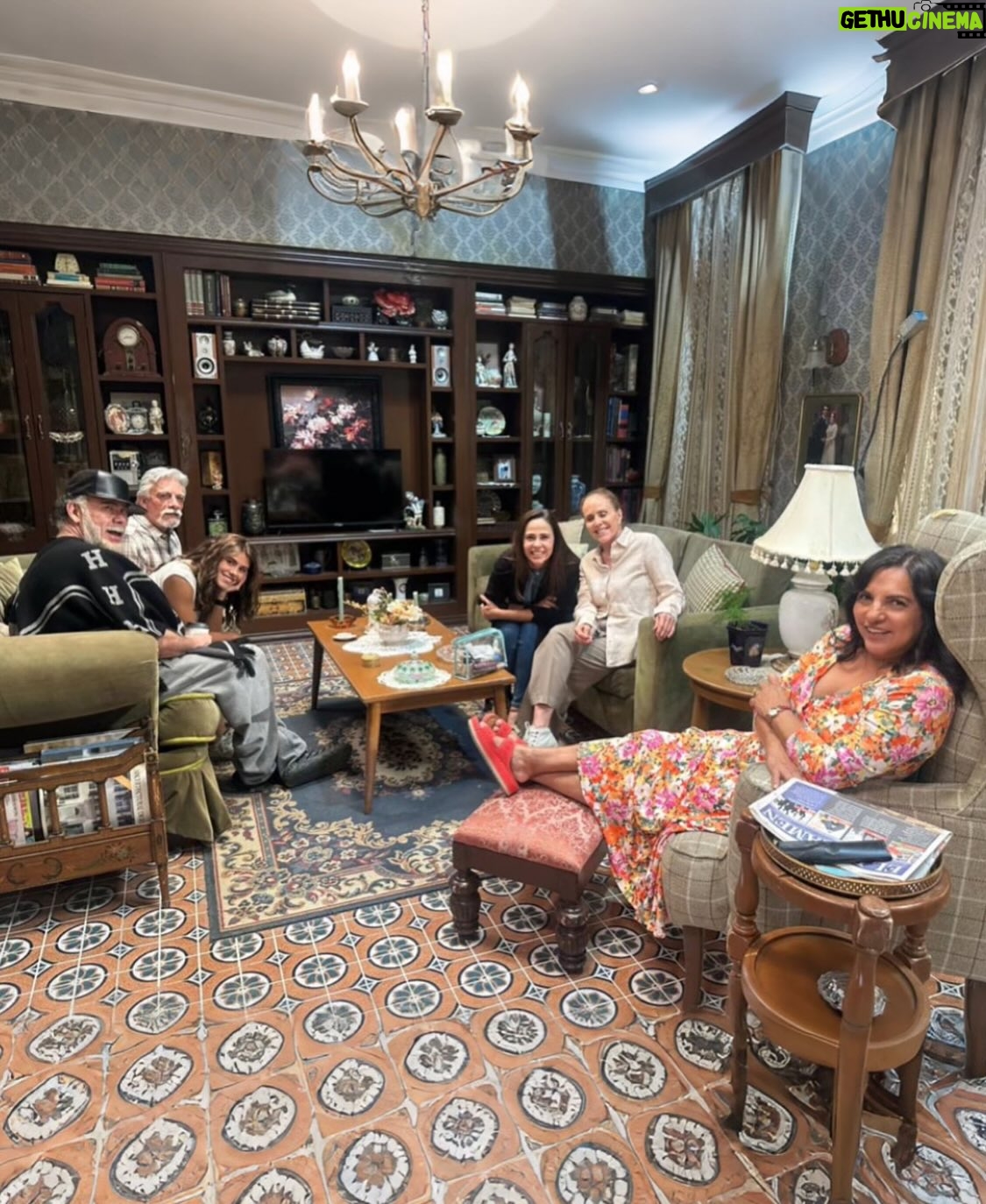 Margarita Magaña - 3.3K Likes - 🎭 Hoy en el Día del Actor* Celebrando de la mejor manera.. ¡trabajando, actuando y agradecida por hacer lo que más amo! 🙌✨ 
Feliz de formar parte de esta nueva novela, rodeada de grandes compañeros y disfrutando cada momento en el set. 📽️🎬.

@ana_tenan @zaidesilvia @luzmariajerez_ @silviacanoproduccion @jcbarreto11 @jesusochoamex @hermanasunamorcompartidoof @michpellicer 

#DíaDelActor #ActuarEsMiPasión #NuevaNovela #Grabaciones #ActorLife
