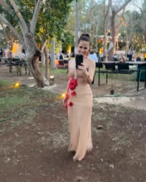 Margarita Magaña Instagram - Perooooo que bien me sentí ayer!
Les comparto estas fotos por que fui a una boda y amoooo las bodas!! Me encantan los festejos familiares y festejar el amor!
Hace mucho no me arreglaba y de pronto se me olvida la Margarita guapetona que está en mi por andar corre que corre con los niños!
Gracias por el hermoso vestido @carolinaperez_mx amo tus vestidos son un sueño! #nochedefiesta #vestidolargo #bodatime