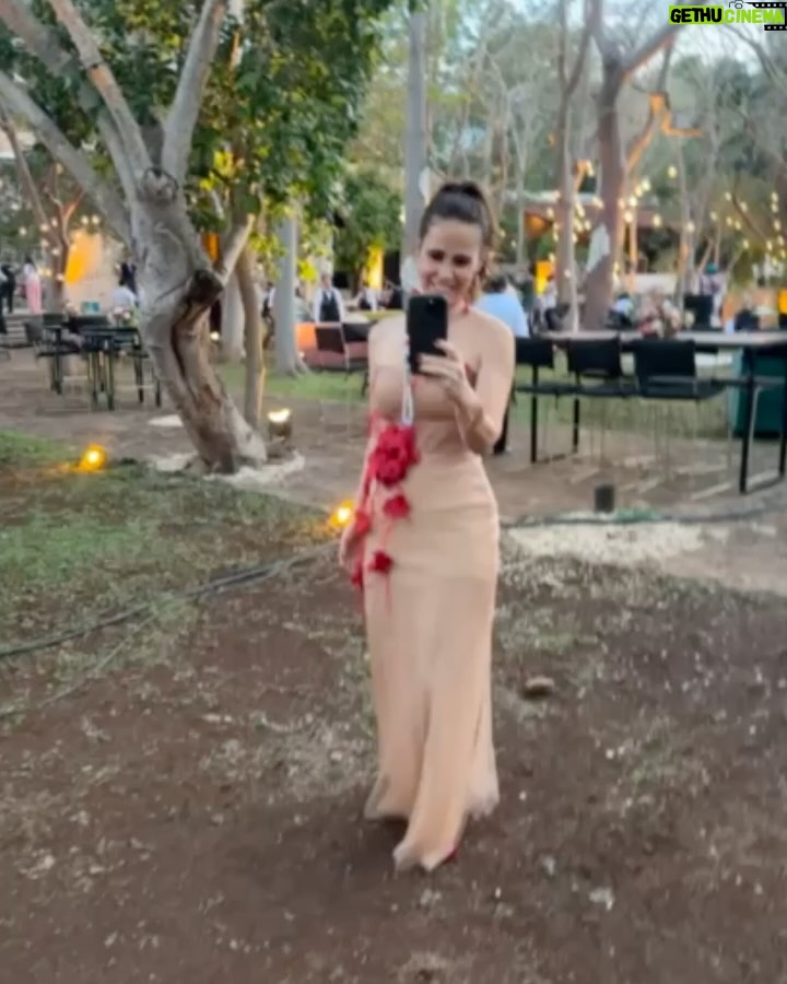 Margarita Magaña - 42.6K Likes - Perooooo que bien me sentí ayer! 
Les comparto estas fotos por que fui a una boda y amoooo las bodas!! Me encantan los festejos familiares y festejar el amor! 
Hace mucho no me arreglaba y de pronto se me olvida la Margarita guapetona que está en mi por andar corre que corre con los niños! 
Gracias por el hermoso vestido @carolinaperez_mx amo tus vestidos son un sueño!  #nochedefiesta #vestidolargo #bodatime