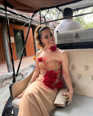 Margarita Magaña Instagram - Perooooo que bien me sentí ayer!
Les comparto estas fotos por que fui a una boda y amoooo las bodas!! Me encantan los festejos familiares y festejar el amor!
Hace mucho no me arreglaba y de pronto se me olvida la Margarita guapetona que está en mi por andar corre que corre con los niños!
Gracias por el hermoso vestido @carolinaperez_mx amo tus vestidos son un sueño! #nochedefiesta #vestidolargo #bodatime