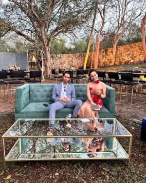 Margarita Magaña Instagram - Perooooo que bien me sentí ayer!
Les comparto estas fotos por que fui a una boda y amoooo las bodas!! Me encantan los festejos familiares y festejar el amor!
Hace mucho no me arreglaba y de pronto se me olvida la Margarita guapetona que está en mi por andar corre que corre con los niños!
Gracias por el hermoso vestido @carolinaperez_mx amo tus vestidos son un sueño! #nochedefiesta #vestidolargo #bodatime