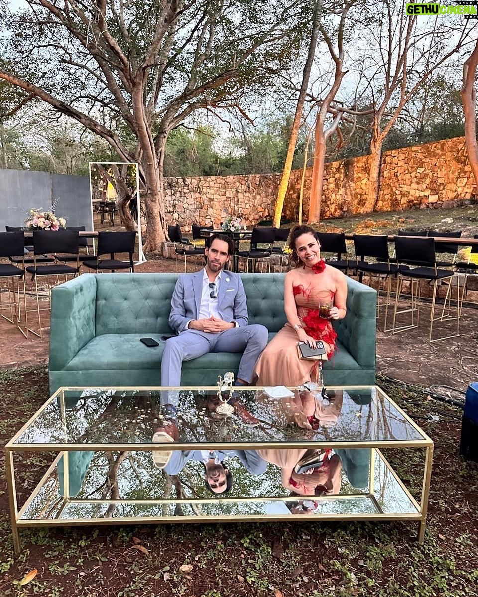 Margarita Magaña - 42.6K Likes - Perooooo que bien me sentí ayer! 
Les comparto estas fotos por que fui a una boda y amoooo las bodas!! Me encantan los festejos familiares y festejar el amor! 
Hace mucho no me arreglaba y de pronto se me olvida la Margarita guapetona que está en mi por andar corre que corre con los niños! 
Gracias por el hermoso vestido @carolinaperez_mx amo tus vestidos son un sueño!  #nochedefiesta #vestidolargo #bodatime