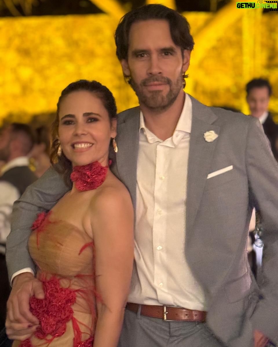 Margarita Magaña - 42.6K Likes - Perooooo que bien me sentí ayer! 
Les comparto estas fotos por que fui a una boda y amoooo las bodas!! Me encantan los festejos familiares y festejar el amor! 
Hace mucho no me arreglaba y de pronto se me olvida la Margarita guapetona que está en mi por andar corre que corre con los niños! 
Gracias por el hermoso vestido @carolinaperez_mx amo tus vestidos son un sueño!  #nochedefiesta #vestidolargo #bodatime