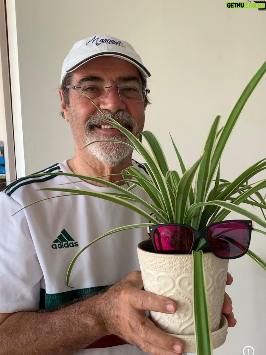 Margarita Magaña - 8.8K Likes - “Feliz día a todos los papás. Este es el mío. Hoy puedo reconocer muchas cosas en él que son mías. Una de ellas es su sonrisa. Ante todo, siempre tiene una sonrisa y siempre acompañada de risa. Ese buen ánimo para ver las situaciones lo tengo, y te doy las gracias, papá. Así que felicidades a todos los papás en su día. ♥️✨✨✨✨✨”

#diadelpadre #felizdíadelpadre #felizdiapapa