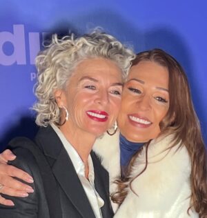 Margarita Rosa de Francisco Instagram - Gracias, @caracoltv por invitarme al lanzamiento de su plataforma digital #Ditu y brindarme la oportunidad de celebrar este abrazo con la más bella. @agrisales333