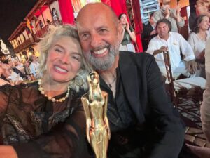 Margarita Rosa de Francisco Instagram - Con mi amante…Ik hou van jou, @willvandervlugt . Gracias por quince años maravillosos. #indiacatalinaoficial #premiosindiacatalina.
Gracias , @paodifomakeup y @peinadoraencartagena . Las amé.