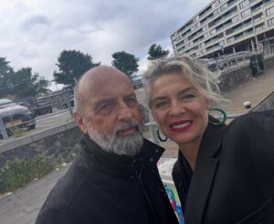 Margarita Rosa de Francisco Instagram - Het is heel mooi naast een goed partner te groeien.
Esta frase la escribí sola, por eso tiene errores de gramática. Qué lengua tan difícil es el holandés.