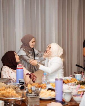 Margin Winaya Instagram - Mamayuuu✨💫🫶🏻 selalu seneng bgt kalo abis ketemu merekaaa kaya di charge🥹🤍
 #allahummabarik
