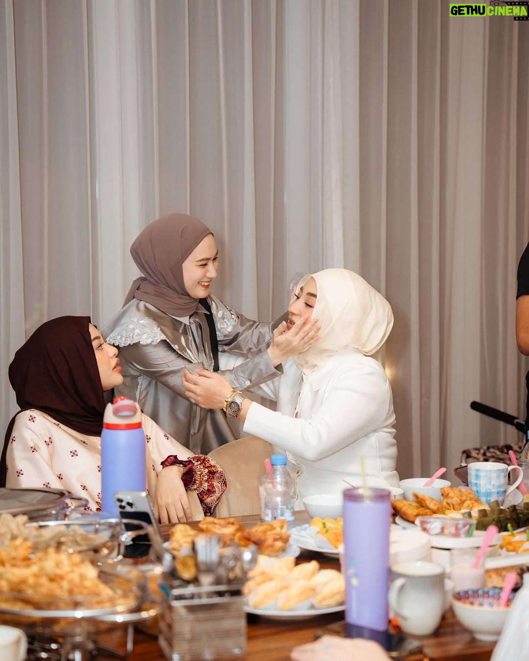 Margin Winaya - 294.7K Likes - Mamayuuu✨💫🫶🏻 selalu seneng bgt kalo abis ketemu merekaaa kaya di charge🥹🤍
 #allahummabarik