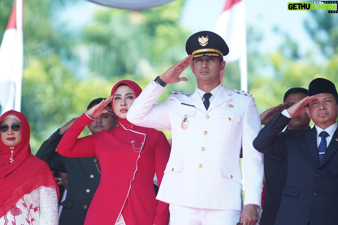 Margin Winaya - 57.8K Likes - Dirgahayu Republik Indonesia ke-80. Mari kita jadikan momentum kemerdekaan ini sebagai pengingat untuk terus menjaga persatuan, memperkuat persaudaraan, dan berkontribusi nyata bagi kemajuan bangsa. Dengan semangat gotong royong, mari kita wujudkan Indonesia yang lebih adil, sejahtera, dan bermartabat di mata dunia. 

Makeup @nanathnadia 
Attire @askyfebrianti
Hijabdo @yuyuntiung