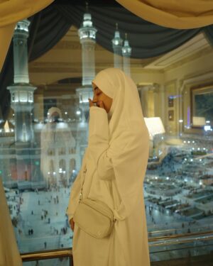 Margin Winaya Instagram - Alhamdulillah selesai melaksanakan ibadah umroh, biasanya selalu berangkat bareng @alisyakieb tapi skrng sendiri dulu karna papaliii sudah mulai dinas. InsyaAllah soon kita bareng bareng lg kesini ya Aamiin! Dan semua yg ingin datang ke tanah suci allah mudahkan. Aamiin ya ALLAH🙏🏻🤲🏻