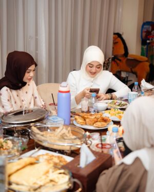 Margin Winaya Instagram - Mamayuuu✨💫🫶🏻 selalu seneng bgt kalo abis ketemu merekaaa kaya di charge🥹🤍
#allahummabarik