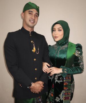 Margin Winaya Instagram - WILUJENG MILANGKALA KA 384 KABUPATEN BANDUNG TERCINTA🫰🏻✨

KABUPATEN BANDUNG BEDAS! BEDAS! BEDAS! LEBIH BEDAS! WELL💚💚💚

Attire @ayungberinda 
Hijabdo @tyasgoenawan