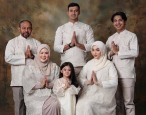 Margin Winaya Instagram - Family🫰🏻✨🌙🤍 #allahummabarik