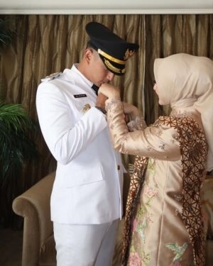 Margin Winaya Instagram - Alhamdulillah selesai sudah rangkaian pelantikan gubernur,wakil gubernur. Bupati, wakil bupati. Walikota dan wakil walikota hari ini. Terimakasi untuk semua dukungannya dan kepercayaan nya untuk seluruh masyarakat kabupaten bandung tercinta🥹🙏🏻🤍✨ selamat bertugas bapak bupati @dadangsupriatna dan bapak wakil bupati @alisyakieb 🫶🏻
MUA @luckyhakim9
Attire @ayungberinda
Hijabdo @nia_hijabstylist