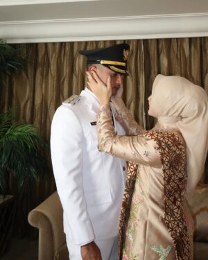 Margin Winaya Instagram - Alhamdulillah selesai sudah rangkaian pelantikan gubernur,wakil gubernur. Bupati, wakil bupati. Walikota dan wakil walikota hari ini. Terimakasi untuk semua dukungannya dan kepercayaan nya untuk seluruh masyarakat kabupaten bandung tercinta🥹🙏🏻🤍✨ selamat bertugas bapak bupati @dadangsupriatna dan bapak wakil bupati @alisyakieb 🫶🏻
MUA @luckyhakim9
Attire @ayungberinda
Hijabdo @nia_hijabstylist