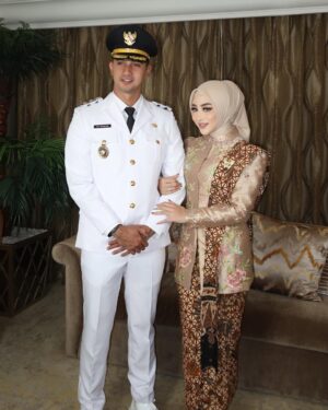 Margin Winaya Instagram - Alhamdulillah selesai sudah rangkaian pelantikan gubernur,wakil gubernur. Bupati, wakil bupati. Walikota dan wakil walikota hari ini. Terimakasi untuk semua dukungannya dan kepercayaan nya untuk seluruh masyarakat kabupaten bandung tercinta🥹🙏🏻🤍✨ selamat bertugas bapak bupati @dadangsupriatna dan bapak wakil bupati @alisyakieb 🫶🏻
MUA @luckyhakim9
Attire @ayungberinda
Hijabdo @nia_hijabstylist