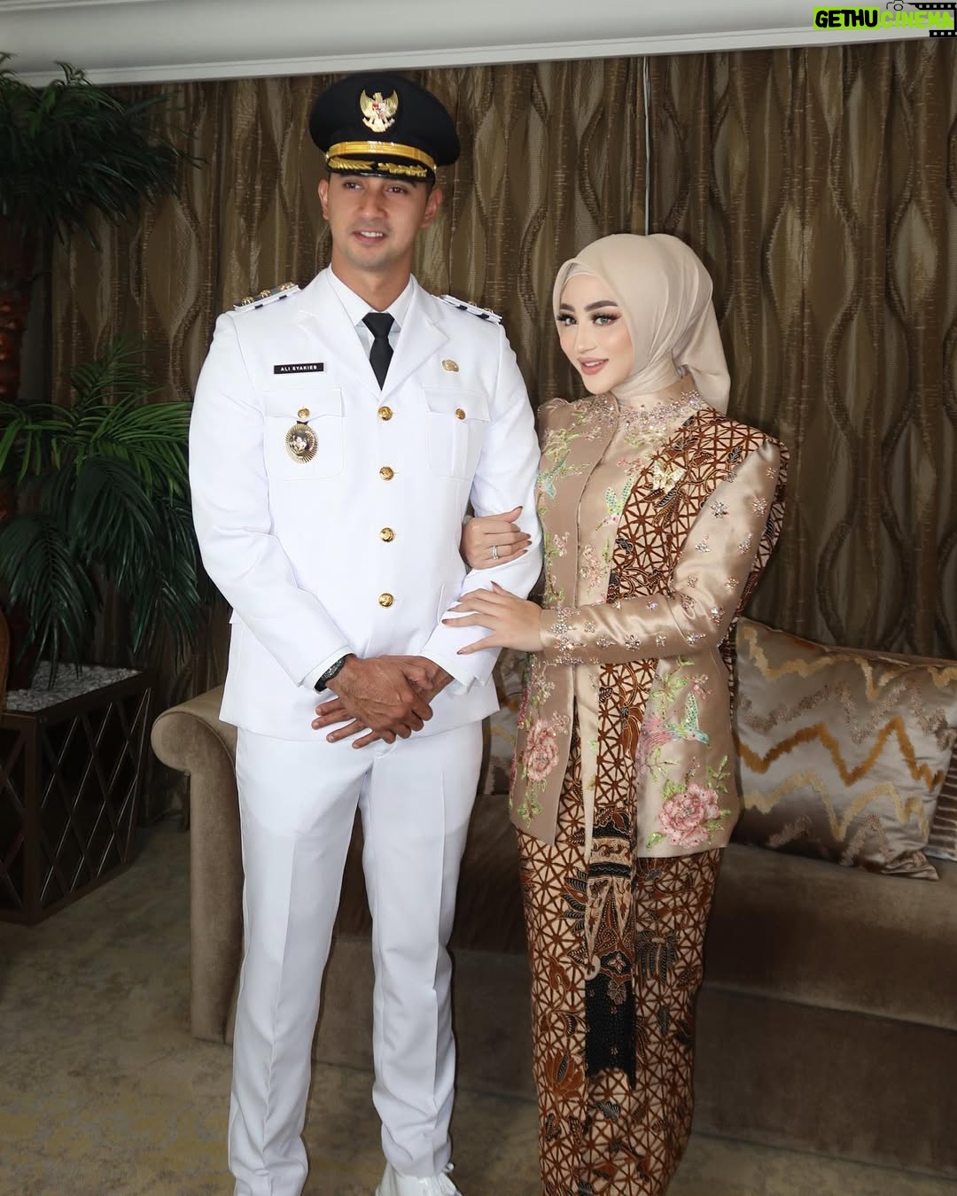 Margin Winaya - 248.5K Likes - Alhamdulillah selesai sudah rangkaian pelantikan gubernur,wakil gubernur. Bupati, wakil bupati. Walikota dan wakil walikota hari ini. Terimakasi untuk semua dukungannya dan kepercayaan nya untuk seluruh masyarakat kabupaten bandung tercinta🥹🙏🏻🤍✨ selamat bertugas bapak bupati @dadangsupriatna dan bapak wakil bupati @alisyakieb 🫶🏻

MUA @luckyhakim9 
Attire @ayungberinda 
Hijabdo @nia_hijabstylist