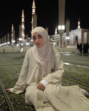 Margin Winaya Instagram - The most peaceful and heartwarming place.
Felt like never gonna leave this place. I left my heart in Madinah🥹🫀🤍✨