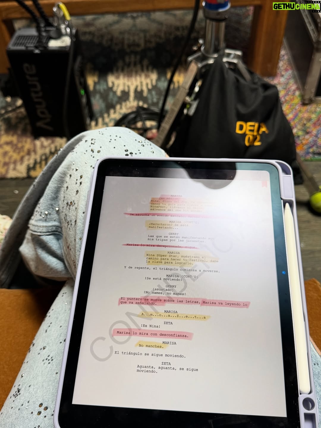 María Barreto - 5.8K Likes - El 18 de mayo cuando estaba empezando esta aventura escribí unas palabras desde el avión. Hoy voy de regreso a Colombia y desde el avión vuelvo a escribir…

¡Qué puedo decir! ¡Wow! 🥹
De verdad que viaje tan potente para mí desde todas miradas. 
No puedo contarles los detalles de todo lo que me pasó porque aquí me quedaría 3 días y ajá! Pero si puedo decir que la MariaT que se fue a Mexico, no es la misma que hoy vuelve 🙌✨💫

Tantos regalos, tantos aprendizajes, tantas sincronías, tantos regalos escondidos en las dificultades, tantas, tantas pero tantas bendiciones.

Fui muy feliz, conocí personas que espero llevarme para toda la vida, me gocé este personaje y este proyecto de una manera especial y crecí, créanme que crecí. 

Quisiera mencionar aquí a todas las personas por las que siento tanta gratitud pero mejor se los dije de frente y con abrazos bien apretados antes de viajar, fueron muchas 🥰

Estoy feliz de volver, de abrazar y apechichar a los míos, también nostálgica de saber que ya terminó, estaba siendo un viaje hermoso y sobre todo agradecida y capitalizando esta experiencia tan bonita que la vida me permitió vivir 🚀🙌🪄

Con Dios hablo todos los días y en todo momento, no necesita que le de las gracias por Instagram 😅

¡Se les quiiiiere! Gracias por estar siempre ahí del otro lado atent@s a lo que pasa. Vuelvo muy feliz y lista para seguirme dejando sorprender y bendecir.

¡La serie está power! Se la van a gozar. Próximamente “Señoras mal” ❤️