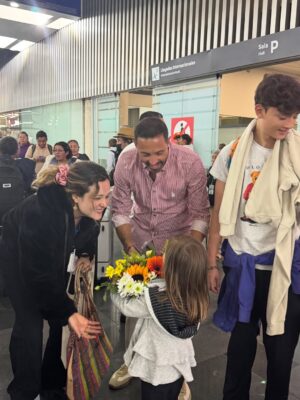 María Barreto Instagram - El 18 de mayo cuando estaba empezando esta aventura escribí unas palabras desde el avión. Hoy voy de regreso a Colombia y desde el avión vuelvo a escribir…
¡Qué puedo decir! ¡Wow! 🥹
De verdad que viaje tan potente para mí desde todas miradas.
No puedo contarles los detalles de todo lo que me pasó porque aquí me quedaría 3 días y ajá! Pero si puedo decir que la MariaT que se fue a Mexico, no es la misma que hoy vuelve 🙌✨💫
Tantos regalos, tantos aprendizajes, tantas sincronías, tantos regalos escondidos en las dificultades, tantas, tantas pero tantas bendiciones.
Fui muy feliz, conocí personas que espero llevarme para toda la vida, me gocé este personaje y este proyecto de una manera especial y crecí, créanme que crecí.
Quisiera mencionar aquí a todas las personas por las que siento tanta gratitud pero mejor se los dije de frente y con abrazos bien apretados antes de viajar, fueron muchas 🥰
Estoy feliz de volver, de abrazar y apechichar a los míos, también nostálgica de saber que ya terminó, estaba siendo un viaje hermoso y sobre todo agradecida y capitalizando esta experiencia tan bonita que la vida me permitió vivir 🚀🙌🪄
Con Dios hablo todos los días y en todo momento, no necesita que le de las gracias por Instagram 😅
¡Se les quiiiiere! Gracias por estar siempre ahí del otro lado atent@s a lo que pasa. Vuelvo muy feliz y lista para seguirme dejando sorprender y bendecir.
¡La serie está power! Se la van a gozar. Próximamente “Señoras mal” ❤️