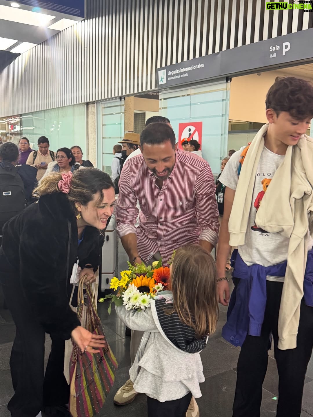 María Barreto - 5.8K Likes - El 18 de mayo cuando estaba empezando esta aventura escribí unas palabras desde el avión. Hoy voy de regreso a Colombia y desde el avión vuelvo a escribir…

¡Qué puedo decir! ¡Wow! 🥹
De verdad que viaje tan potente para mí desde todas miradas. 
No puedo contarles los detalles de todo lo que me pasó porque aquí me quedaría 3 días y ajá! Pero si puedo decir que la MariaT que se fue a Mexico, no es la misma que hoy vuelve 🙌✨💫

Tantos regalos, tantos aprendizajes, tantas sincronías, tantos regalos escondidos en las dificultades, tantas, tantas pero tantas bendiciones.

Fui muy feliz, conocí personas que espero llevarme para toda la vida, me gocé este personaje y este proyecto de una manera especial y crecí, créanme que crecí. 

Quisiera mencionar aquí a todas las personas por las que siento tanta gratitud pero mejor se los dije de frente y con abrazos bien apretados antes de viajar, fueron muchas 🥰

Estoy feliz de volver, de abrazar y apechichar a los míos, también nostálgica de saber que ya terminó, estaba siendo un viaje hermoso y sobre todo agradecida y capitalizando esta experiencia tan bonita que la vida me permitió vivir 🚀🙌🪄

Con Dios hablo todos los días y en todo momento, no necesita que le de las gracias por Instagram 😅

¡Se les quiiiiere! Gracias por estar siempre ahí del otro lado atent@s a lo que pasa. Vuelvo muy feliz y lista para seguirme dejando sorprender y bendecir.

¡La serie está power! Se la van a gozar. Próximamente “Señoras mal” ❤️