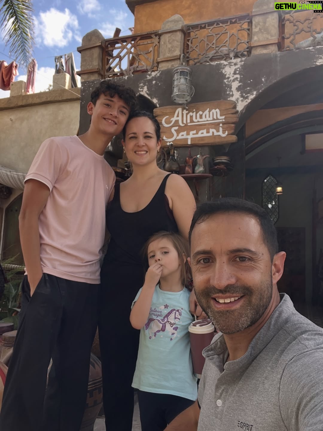 María Barreto - 5.8K Likes - El 18 de mayo cuando estaba empezando esta aventura escribí unas palabras desde el avión. Hoy voy de regreso a Colombia y desde el avión vuelvo a escribir…

¡Qué puedo decir! ¡Wow! 🥹
De verdad que viaje tan potente para mí desde todas miradas. 
No puedo contarles los detalles de todo lo que me pasó porque aquí me quedaría 3 días y ajá! Pero si puedo decir que la MariaT que se fue a Mexico, no es la misma que hoy vuelve 🙌✨💫

Tantos regalos, tantos aprendizajes, tantas sincronías, tantos regalos escondidos en las dificultades, tantas, tantas pero tantas bendiciones.

Fui muy feliz, conocí personas que espero llevarme para toda la vida, me gocé este personaje y este proyecto de una manera especial y crecí, créanme que crecí. 

Quisiera mencionar aquí a todas las personas por las que siento tanta gratitud pero mejor se los dije de frente y con abrazos bien apretados antes de viajar, fueron muchas 🥰

Estoy feliz de volver, de abrazar y apechichar a los míos, también nostálgica de saber que ya terminó, estaba siendo un viaje hermoso y sobre todo agradecida y capitalizando esta experiencia tan bonita que la vida me permitió vivir 🚀🙌🪄

Con Dios hablo todos los días y en todo momento, no necesita que le de las gracias por Instagram 😅

¡Se les quiiiiere! Gracias por estar siempre ahí del otro lado atent@s a lo que pasa. Vuelvo muy feliz y lista para seguirme dejando sorprender y bendecir.

¡La serie está power! Se la van a gozar. Próximamente “Señoras mal” ❤️