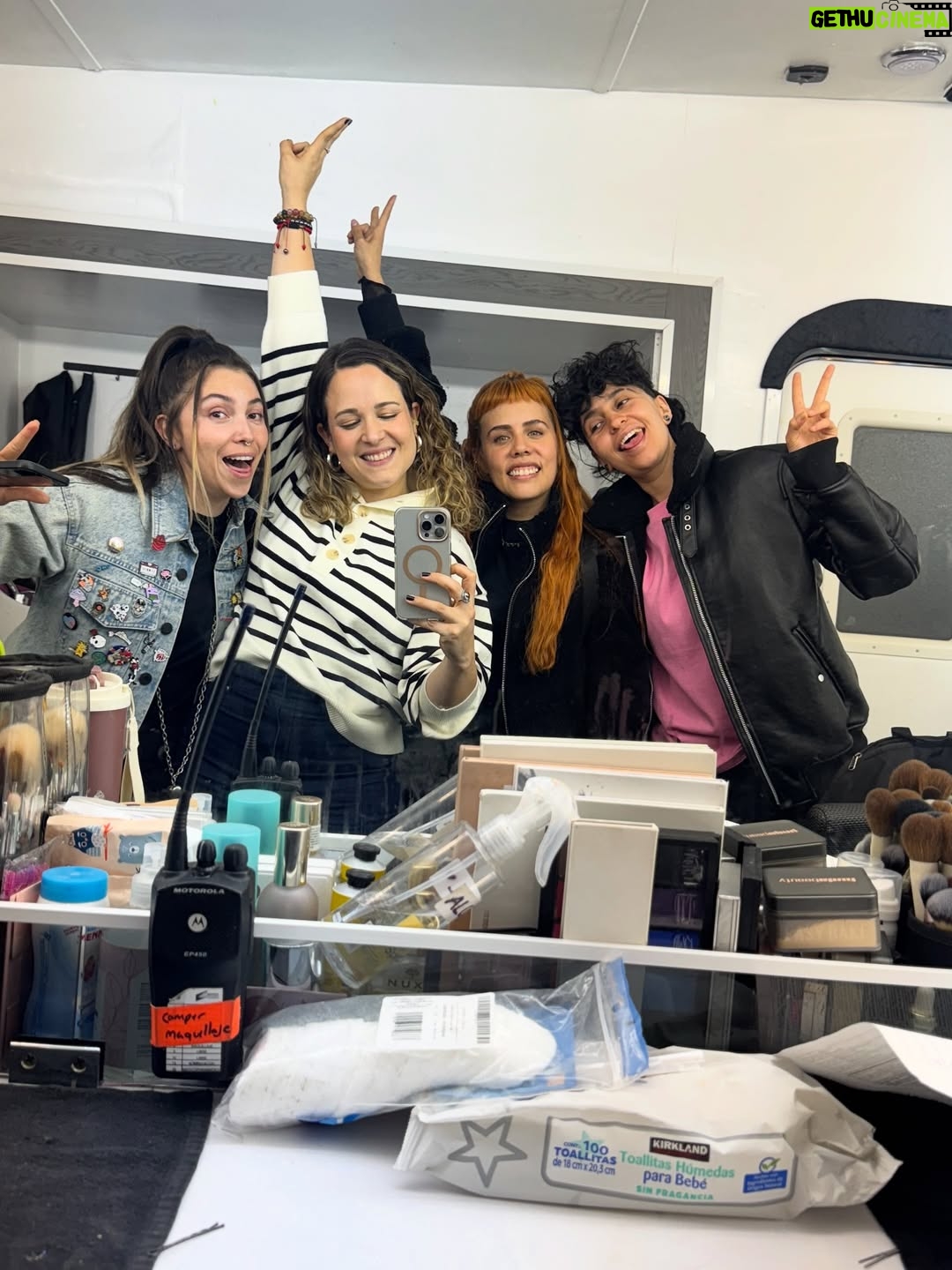 María Barreto - 5.8K Likes - El 18 de mayo cuando estaba empezando esta aventura escribí unas palabras desde el avión. Hoy voy de regreso a Colombia y desde el avión vuelvo a escribir…

¡Qué puedo decir! ¡Wow! 🥹
De verdad que viaje tan potente para mí desde todas miradas. 
No puedo contarles los detalles de todo lo que me pasó porque aquí me quedaría 3 días y ajá! Pero si puedo decir que la MariaT que se fue a Mexico, no es la misma que hoy vuelve 🙌✨💫

Tantos regalos, tantos aprendizajes, tantas sincronías, tantos regalos escondidos en las dificultades, tantas, tantas pero tantas bendiciones.

Fui muy feliz, conocí personas que espero llevarme para toda la vida, me gocé este personaje y este proyecto de una manera especial y crecí, créanme que crecí. 

Quisiera mencionar aquí a todas las personas por las que siento tanta gratitud pero mejor se los dije de frente y con abrazos bien apretados antes de viajar, fueron muchas 🥰

Estoy feliz de volver, de abrazar y apechichar a los míos, también nostálgica de saber que ya terminó, estaba siendo un viaje hermoso y sobre todo agradecida y capitalizando esta experiencia tan bonita que la vida me permitió vivir 🚀🙌🪄

Con Dios hablo todos los días y en todo momento, no necesita que le de las gracias por Instagram 😅

¡Se les quiiiiere! Gracias por estar siempre ahí del otro lado atent@s a lo que pasa. Vuelvo muy feliz y lista para seguirme dejando sorprender y bendecir.

¡La serie está power! Se la van a gozar. Próximamente “Señoras mal” ❤️