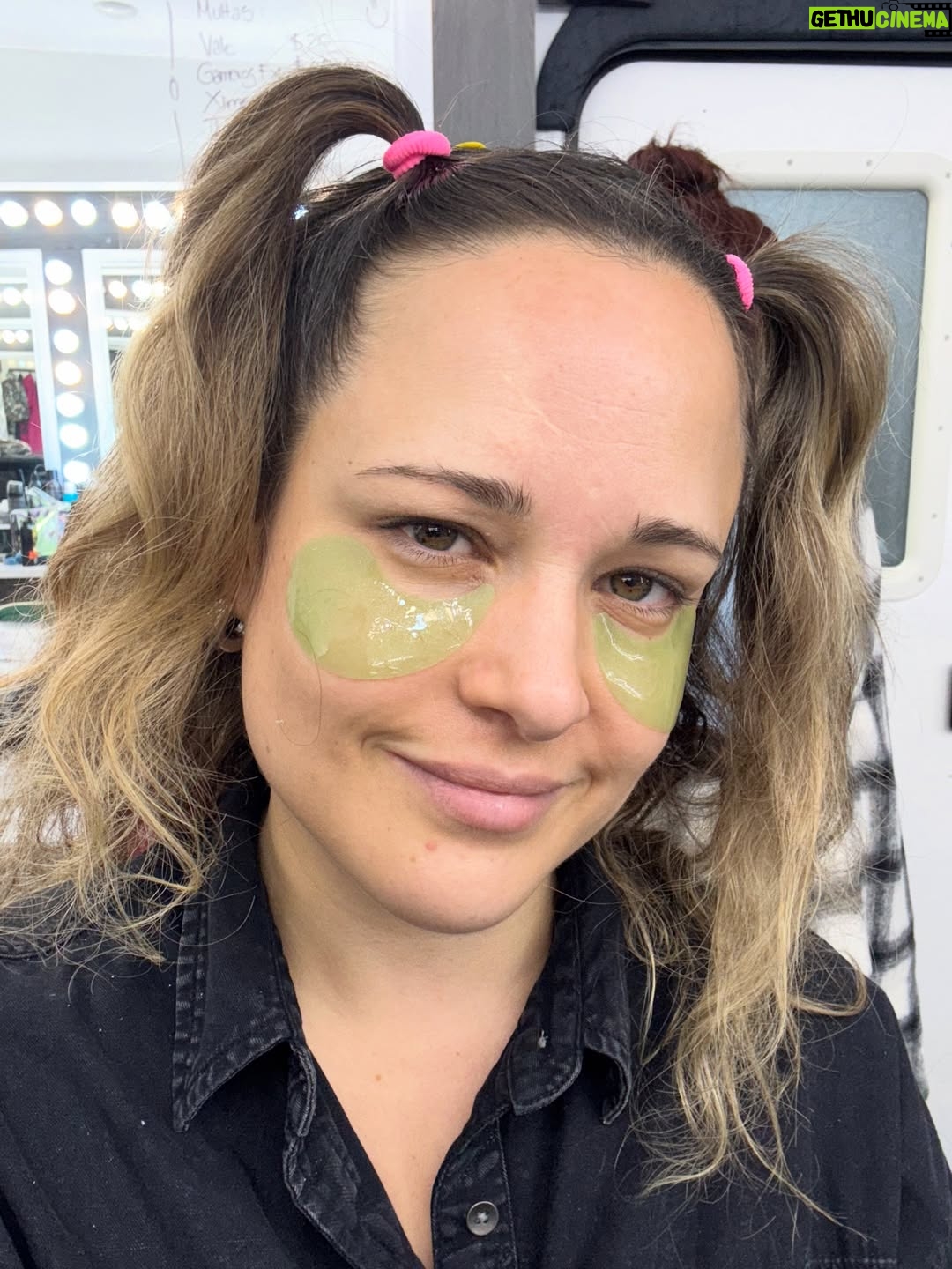 María Barreto - 5.8K Likes - El 18 de mayo cuando estaba empezando esta aventura escribí unas palabras desde el avión. Hoy voy de regreso a Colombia y desde el avión vuelvo a escribir…

¡Qué puedo decir! ¡Wow! 🥹
De verdad que viaje tan potente para mí desde todas miradas. 
No puedo contarles los detalles de todo lo que me pasó porque aquí me quedaría 3 días y ajá! Pero si puedo decir que la MariaT que se fue a Mexico, no es la misma que hoy vuelve 🙌✨💫

Tantos regalos, tantos aprendizajes, tantas sincronías, tantos regalos escondidos en las dificultades, tantas, tantas pero tantas bendiciones.

Fui muy feliz, conocí personas que espero llevarme para toda la vida, me gocé este personaje y este proyecto de una manera especial y crecí, créanme que crecí. 

Quisiera mencionar aquí a todas las personas por las que siento tanta gratitud pero mejor se los dije de frente y con abrazos bien apretados antes de viajar, fueron muchas 🥰

Estoy feliz de volver, de abrazar y apechichar a los míos, también nostálgica de saber que ya terminó, estaba siendo un viaje hermoso y sobre todo agradecida y capitalizando esta experiencia tan bonita que la vida me permitió vivir 🚀🙌🪄

Con Dios hablo todos los días y en todo momento, no necesita que le de las gracias por Instagram 😅

¡Se les quiiiiere! Gracias por estar siempre ahí del otro lado atent@s a lo que pasa. Vuelvo muy feliz y lista para seguirme dejando sorprender y bendecir.

¡La serie está power! Se la van a gozar. Próximamente “Señoras mal” ❤️