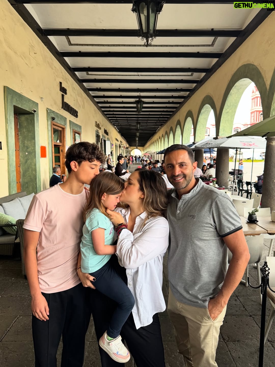María Barreto - 5.3K Likes - Sé que he estado un poco perdida por aquí…
Mucho grabar
Mucho familia
Mucho aquí y ahora… 
como debe ser 💫✨🫶

La última foto la tomó Belén, por iniciativa propia 🥰
@martin_ruiz1001 
@carlosserranocamacho
@isabelburr 

#méxico #señorasmal #conlafamily #lafelicidad
