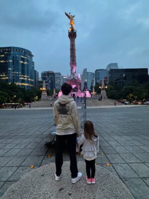 María Barreto Instagram - Sé que he estado un poco perdida por aquí…
Mucho grabar
Mucho familia
Mucho aquí y ahora…
como debe ser 💫✨🫶
La última foto la tomó Belén, por iniciativa propia 🥰
@martin_ruiz1001
@carlosserranocamacho
@isabelburr
#méxico #señorasmal #conlafamily #lafelicidad